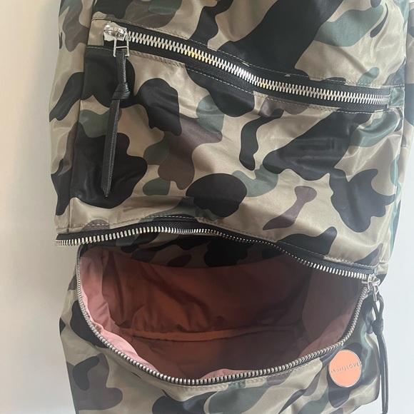 ShortyLOVE boxer - large camo backpack. Excellent condition with many pockets. - Picture 3 of 4